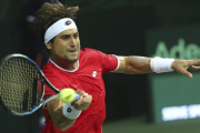 David Ferrer devuelve la bola al indio Saketh Myneni durante el partido de la Copa Davis entre India y España.-EFE / RAJAT GUPTA