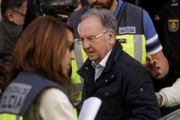 El presidente de Manos Limpias, Miguel Bernard, ayer, el pasado viernes, acompañado por la policía.-JOSÉ LUIS ROCA