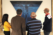 Un grupo de personas observa la obra de Juan Martín Oña.-ISRAEL L. MURILLO