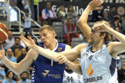 Brine gana la partida a Stainbrook en un lance de la serie que enfrenta alSanPablo Inmobiliaria con el Breogán.-EL PROGRESO
