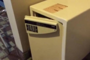 Imagen de la caja fuerte de 50 centímetros de altura y de 35 centímetros de fondo donde el pequeño quedó encerrado.-Foto: CBC / ONTARIO