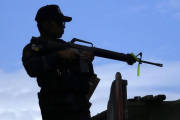 Un soldado filipino vigila una calle en la ciudad de Marawi, al sur de Filipinas, este miércoles.-FRANCIS R MALASIG
