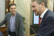 El portavoz del PSOE, Daniel de la Rosa, junto al alcalde, Javier Lacalle.-RAÚL G. OCHOA