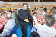 El presidente provincial del PP, César Rico, saluda a varios afiliados antes de la comida que marcó el inicio del curso político ayer en Villalbilla.-RAÚL G. OCHOA