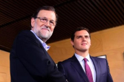 Mariano Rajoy y Albert Rivera posan tras un encuentro en el Congreso, en Madrid el 18 de agosto.-PIERRE-PHILIPPE MARCOU