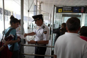 Agentes de la Policía Nacional, en un control de pasaportes.-JOAN CORTADELLAS