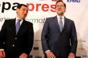 El presidente del PP andaluz, Juanma Moreno, y el presidente del Gobierno y líder del partido en toda España, Mariano Rajoy, en un desayuno informativo el lunes 27 de febrero en Madrid.-JUAN MANUEL PRATS