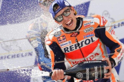 Marc Márquez (Honda) muestra su euforía en el podio de Motorland (Aragón).-ALEJANDRO CERESUELA