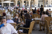 Castilla y León reduce los aforos al 50%, obliga a usar mascarillas en piscinas y pide restringir los contactos. ICAL