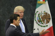 Donald Trump y Enrique Peña Nieto llegan a la rueda de prensa en la residencia presidencial de Los Pinos, ayer.-REUTERS / HENRY ROMERO