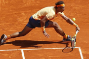 Nadal devuelve una bola difícil en su partido de este sábado ante Murray.-AFP