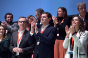 Albert Rivera y parte de su ejecutiva, en el acto de cierre del congreso que se ha celebrado en el teatro municipal de Coslada (Madrid).-DAVID CASTRO