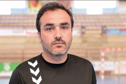 ÁlvaroSenovilla, entrenador del Villa de Aranda.-ALBERTO CALVO