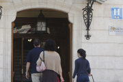 Varios turistas entrando en un hotel de Burgos.-RAÚL G. OCHOA