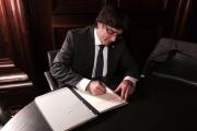 Carles Puigemont firma la ley de referñendum el 6 de septiembre del 2017.-TWITTER