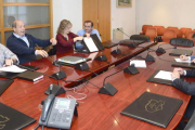 El presidente de la Diputación (dcha.) visitó este miércoles el enclave y se entrevistó con el alcalde y los portavoces de las diferentes agrupaciones municipales.-R. O. / ICAL