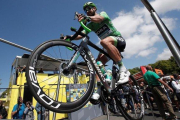 Peter Sagan exhibe los frenos de la bici, en la salida de la décima etapa, el lunes, en Saint Flour.-EFE / EPA / GUILLAUME HORCAJUELO