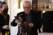 Raquel Acosta observa como De Niro destroza un jamón 5J. ECB
