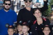 Miguel Bose y sus cuatro hijos, en el parque Disney de Los Ángeles.-INSTAGRAM