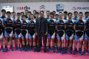 Alberto Contador con sus chicos, en Madrid.-EFE / JUAN CARLOS HIDALGO