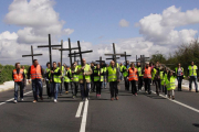 Los manifestantes portaban algunas cruces en alusión a las muertes que se siguen produciendo en esta vía.-G. G.