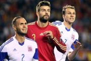 Piqué, entre dos jugadores de Luxemburgo, en el partido jugado en Logroño el 9 de octubre.-EFE / RAQUEL MANZANARES