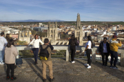 Turistas desde el mirador del Castillo