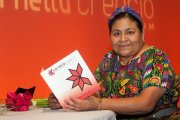 Rigoberta Menchú fotografiada en Cornellà aprovechando su visita al Fòrum el pasado 2 de marzo.-EL PERIÓDICO