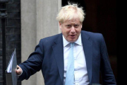 El primer ministro británico, Boris Johnson, saliendo de su residencia oficial.-DPA / VICTORIA JONES