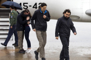 Los periodistas españoles Ángel Sastre (derecha), José Manuel López (centro) y Antonio Pampliega (abrazando a un familiar), a su llegada esta mañana a la Base Aérea de Torrejón de Ardoz, en Madrid.-EFE