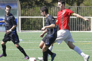 Soto (Isabel I) y Mota (Real Burgos) luchan por un balón en el partido de la primera vuelta.-SANTI OTERO