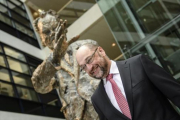 Schulz, junto a una estatua de Willy Brand, en la sede del partido, en enero.-EFE / CLEMENS BILAN