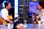 Pablo Iglesias, tocando la guitarra y cantando con Pablo Motos en 'El hormiguero'.-ATRESMEDIA