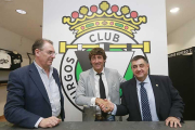 Patxi Salinas, en el centro, da la mano a José Luis García junto a Miguel Ángel Benavente.-RAÚL G. OCHOA