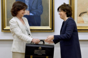 Carmen Calvo y Soraya Sáenz de Santamaría, durante el traspaso de poderes.-/ PERIODICO (EFE / LUCA PERGIOVANNI)