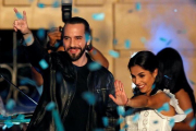 Bukele junto a su mujer Gabriela celebra la victoria electoral.-REUTERS / JOSÉ CABEZAS