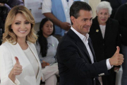 Enrique Peña Nieto y su esposa Angélica votan en Ciudad de México.-Foto: EFE / ALEX CRUZ