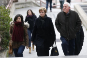 Isabel de la Fuente, madre de Cristina Arce, fallecida junto con otras cuatro jóvenes, su hermana y su padre a su llegada a la sede de la Audiencia donde se elebra el juicio del Madrid Arena.-EFE / CHEMA MOYA