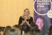 María Helena antolín impartió ayer en el Museo de la Evolución Humana de Burgos una masterclass a las alumnas del proyecto STEM Talent Girl.-RAÚL OCHOA