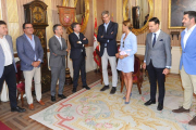 El presidente de ACB, Antonio Martín -en el centro-, charla con representantes delequipo de Gobierno y del SanPablo en su visita del pasado mes de julio.-ISRAEL L. MURILLO
