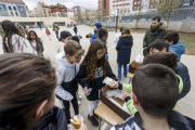Varios niños compran bocatas en el CEIP Sierra de Atapuerca. SANTI OTERO