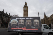 Una camioneta publicitaria con un póster anti-'brexit' pasa por delante del Parlamento británico, en Londres, el 27 de febrero.-DANIEL LEAL-OLIVAS