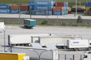 Camiones y contenedores en el centro intermodal de transportes de Villafría, junto a la estación de mercancías.-RAÚL G. OCHOA