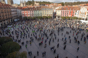 Medio millar de personas se congregaron ayer en la Plaza Mayor para protestar contra las medidas sanitarias que afectan a centenares de negocios. RAÚL G. OCHOA
