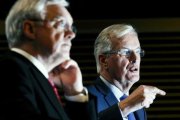El ministro britanico para el brexit David Davis  y el negociador jefe de la UE Michel Barnier.-EFE/ OLIVIER HOSLET