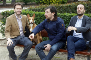 Carlos Bustamante, Jorge Escudero y Héctor Alfonso Tovar posan con Pan, que lleva colocado el localizador para mascotas GPS.-Raquel P. Vieco