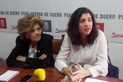 La portavoz del grupo municipal socialista, Mar Alcalde, junto a su compañera Leonisa Ull ayer en rueda de prensa.-L. V.