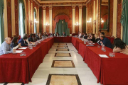 Reunión del Consejo Social celebrada ayer en el Salón Rojo del Teatro Principal.-RAÚL G. OCHOA