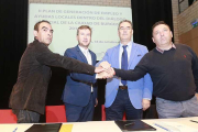 Fidel Velasco, Javier Lacalle, Miguel Ángel Benavente y Pablo Dionisio Fraile, en la firma del documento.-RAÚL G. OCHOA
