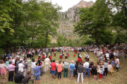Los romeros disfrutaron de los bailes del grupo local Antecuvia tras la misa campestre.-G. G.